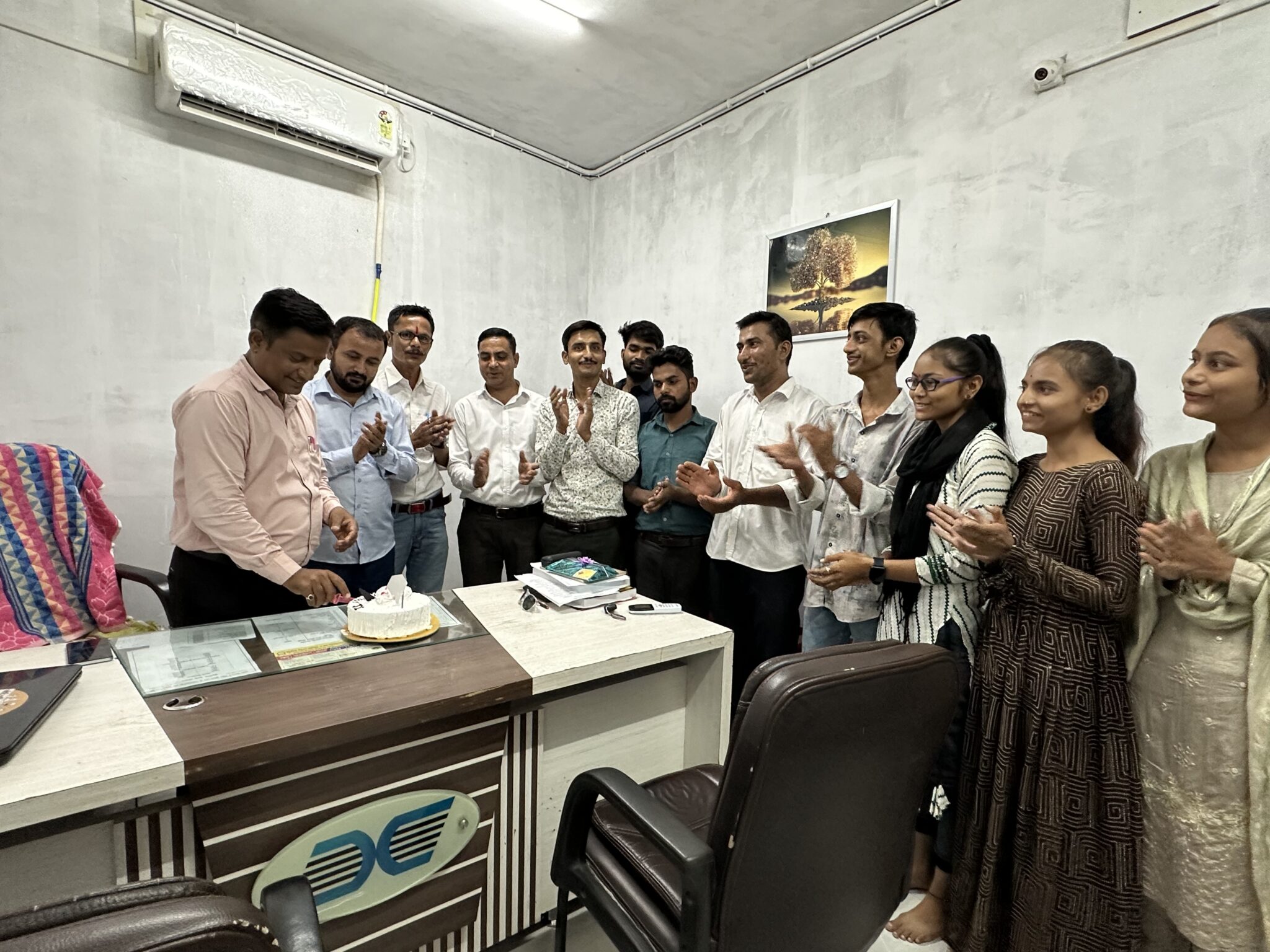 The 44th birthday of the institute’s chairman Tensingh Ji Parmar was celebrated.